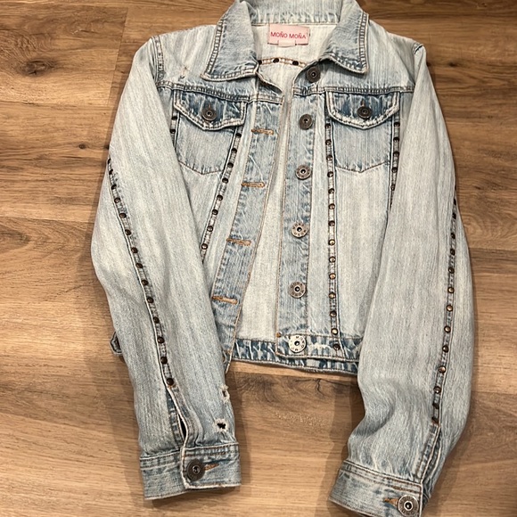 Adorable studded light wash jean jacket - Picture 5 of 6